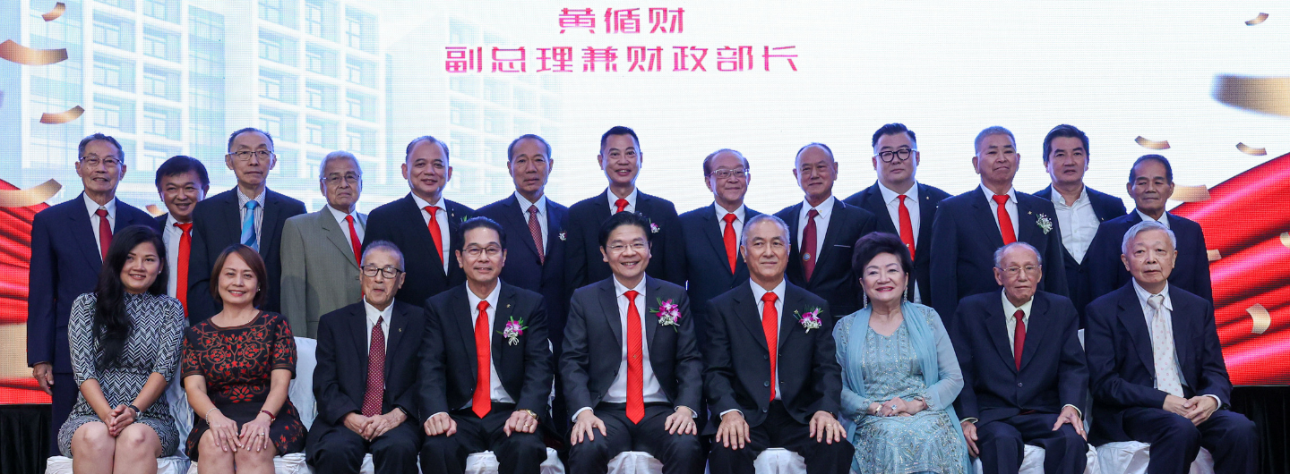 Group of people in business attire with a building image and text overlay in Chinese.
